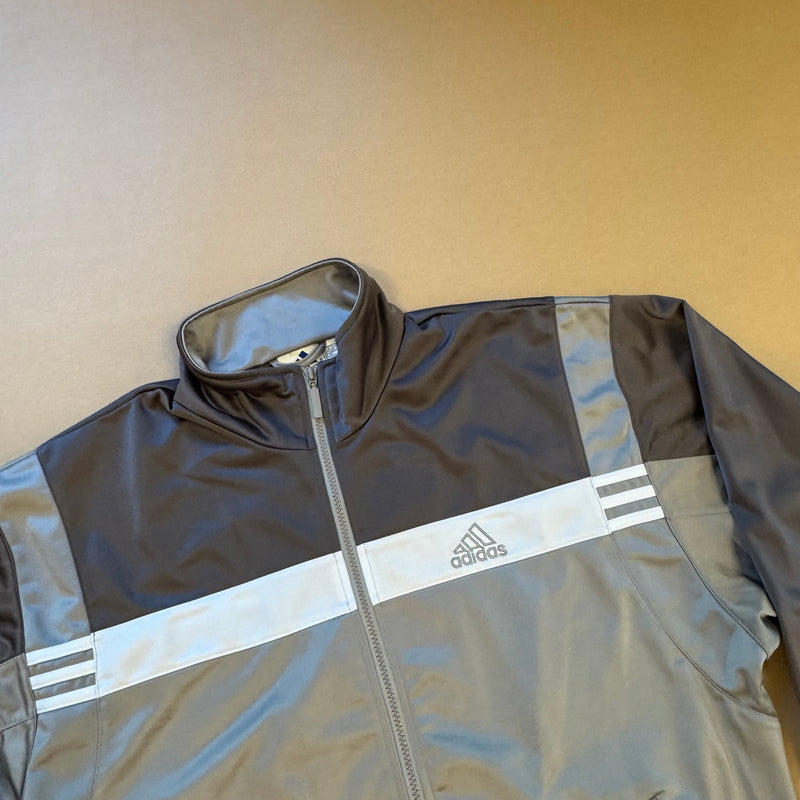 Detailansicht: Sourced limited accessories and clothes Vintage Adidas streetwear track jacket – Logo, Nähte oder Material