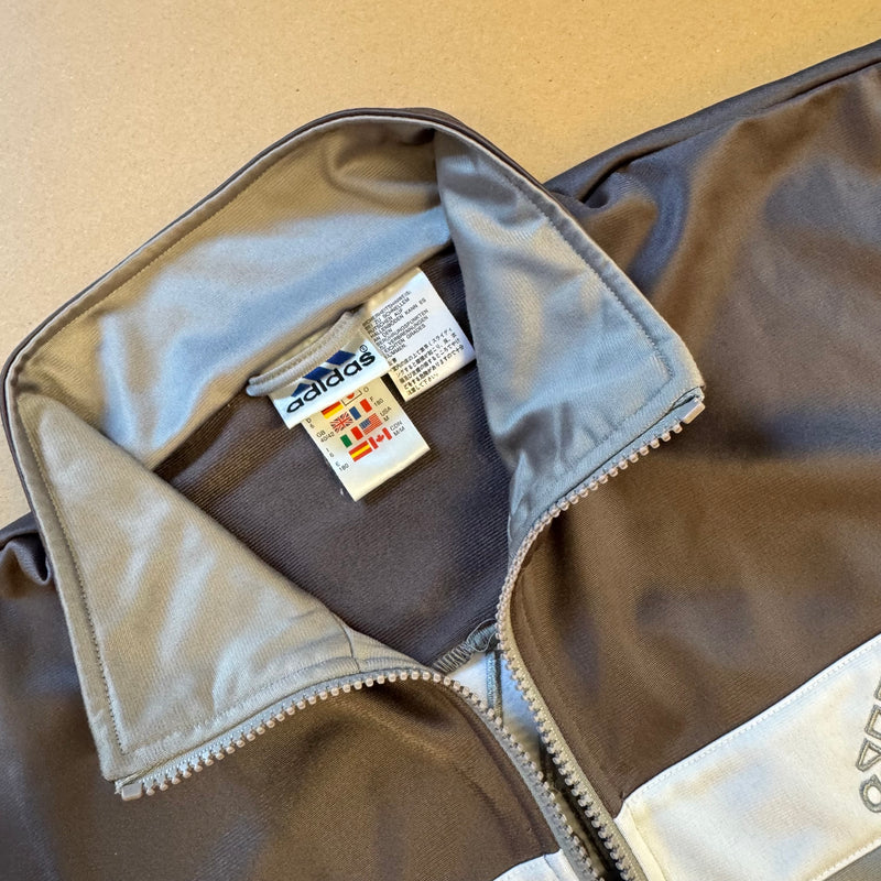 Detailansicht: Sourced limited accessories and clothes Vintage Adidas streetwear track jacket – Logo, Nähte oder Material