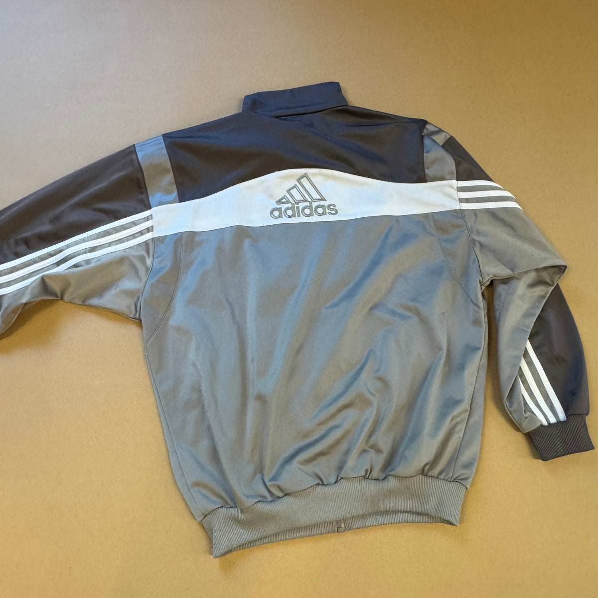 Vintage Adidas streetwear track jacket – Close-up 3