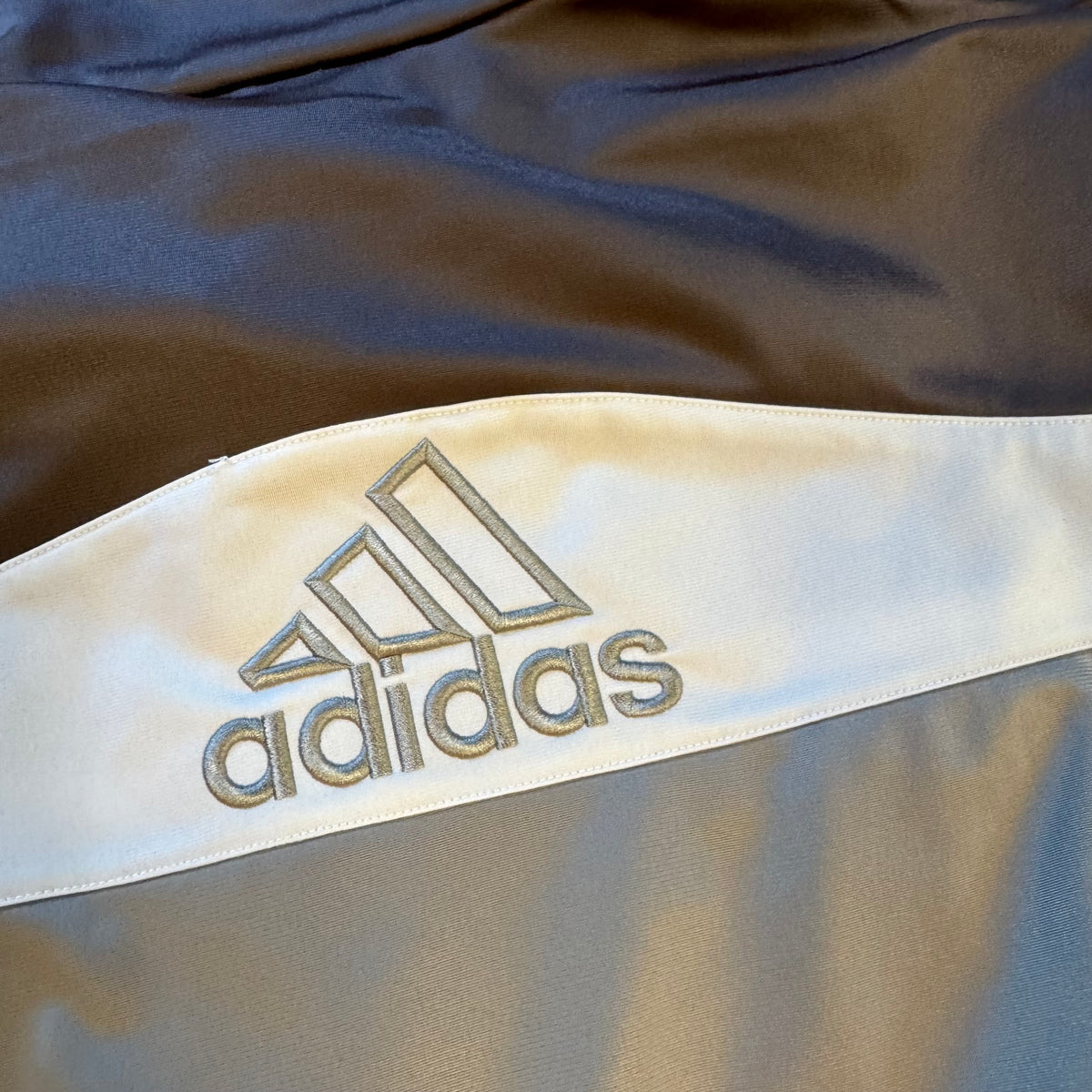 Vintage Adidas streetwear track jacket – Close-up 4