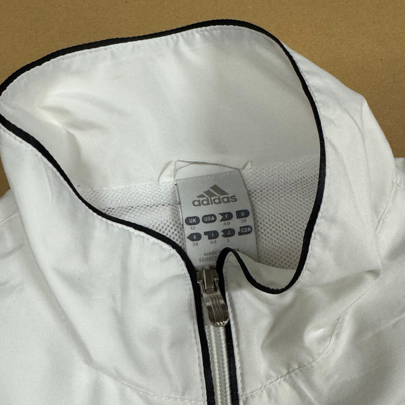 Detailansicht: Sourced limited accessories and clothes Vintage Adidas ultra-light raincoat – Logo, Nähte oder Material