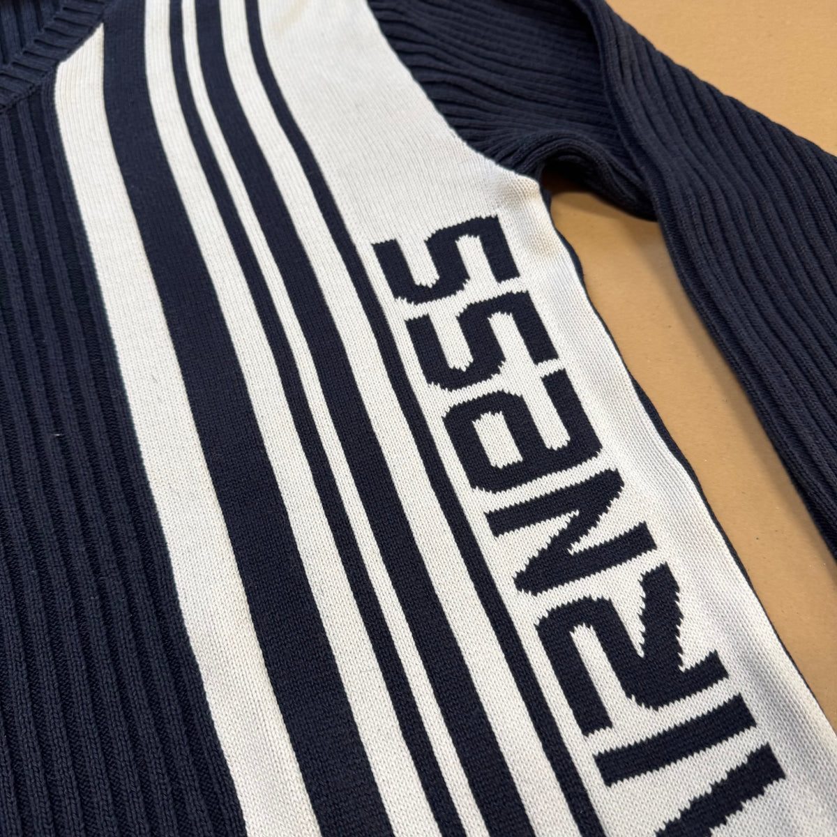 Vintage Airness knitted v-neck sweatshirt – Close-up 1