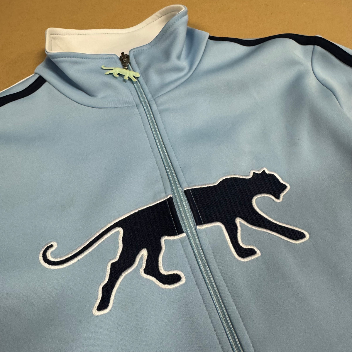 Vintage Airness skyblue women’s track jacket – Close-up 1
