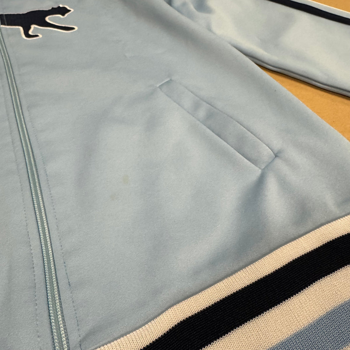 Vintage Airness skyblue women’s track jacket – Close-up 2