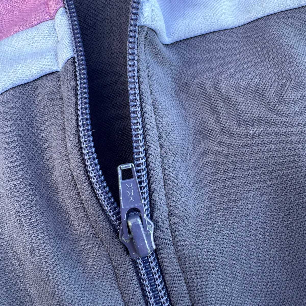 Vintage Airness women’s grey track jacket – Close-up 3