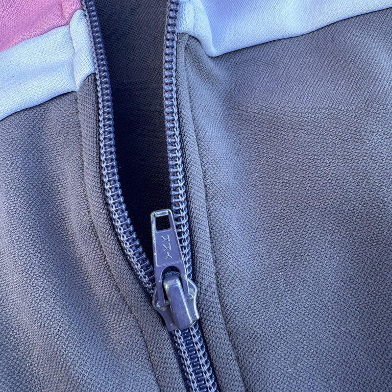 Detailansicht: Sourced limited accessories and clothes Vintage Airness women’s grey track jacket – Logo, Nähte oder Material