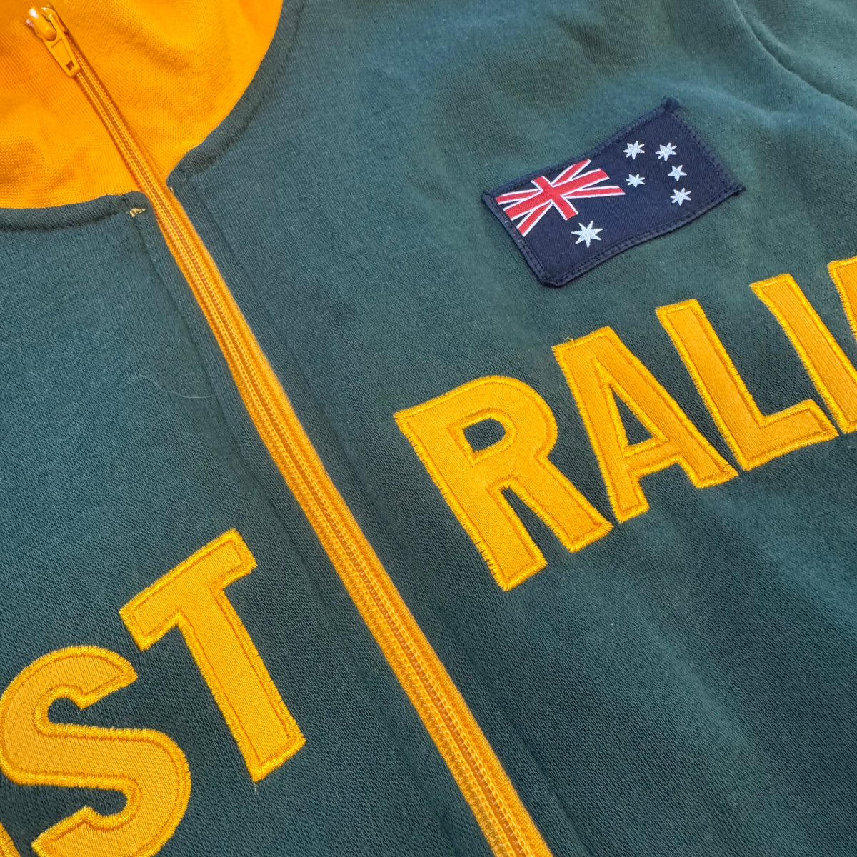Vintage Australia streetwear zip-up – Close-up 1