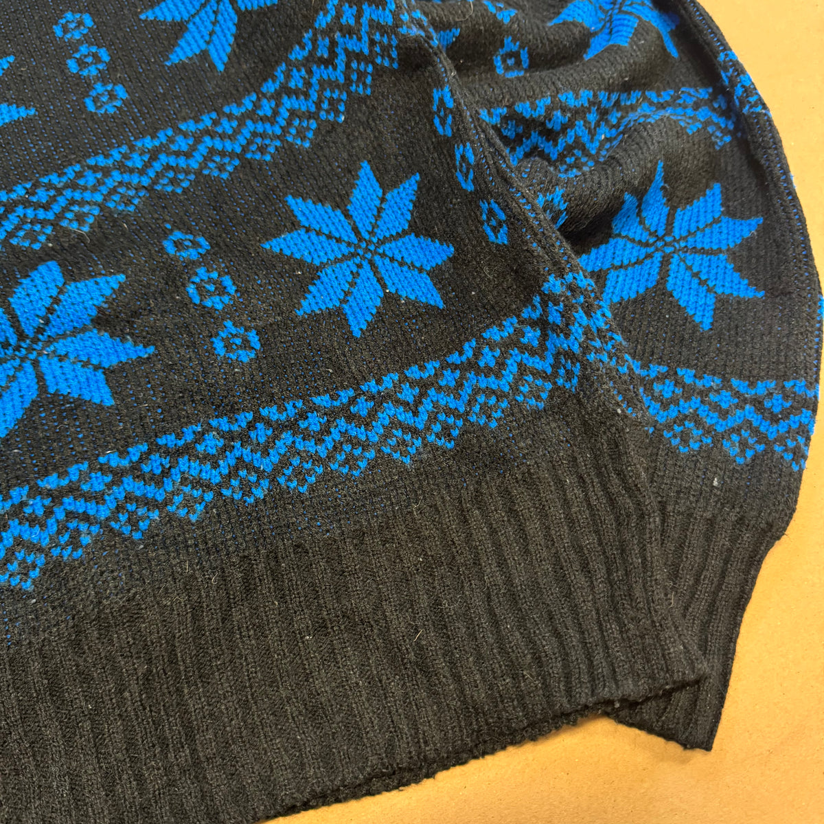 Vintage black and blue knitted sweatshirt – Close-up 2