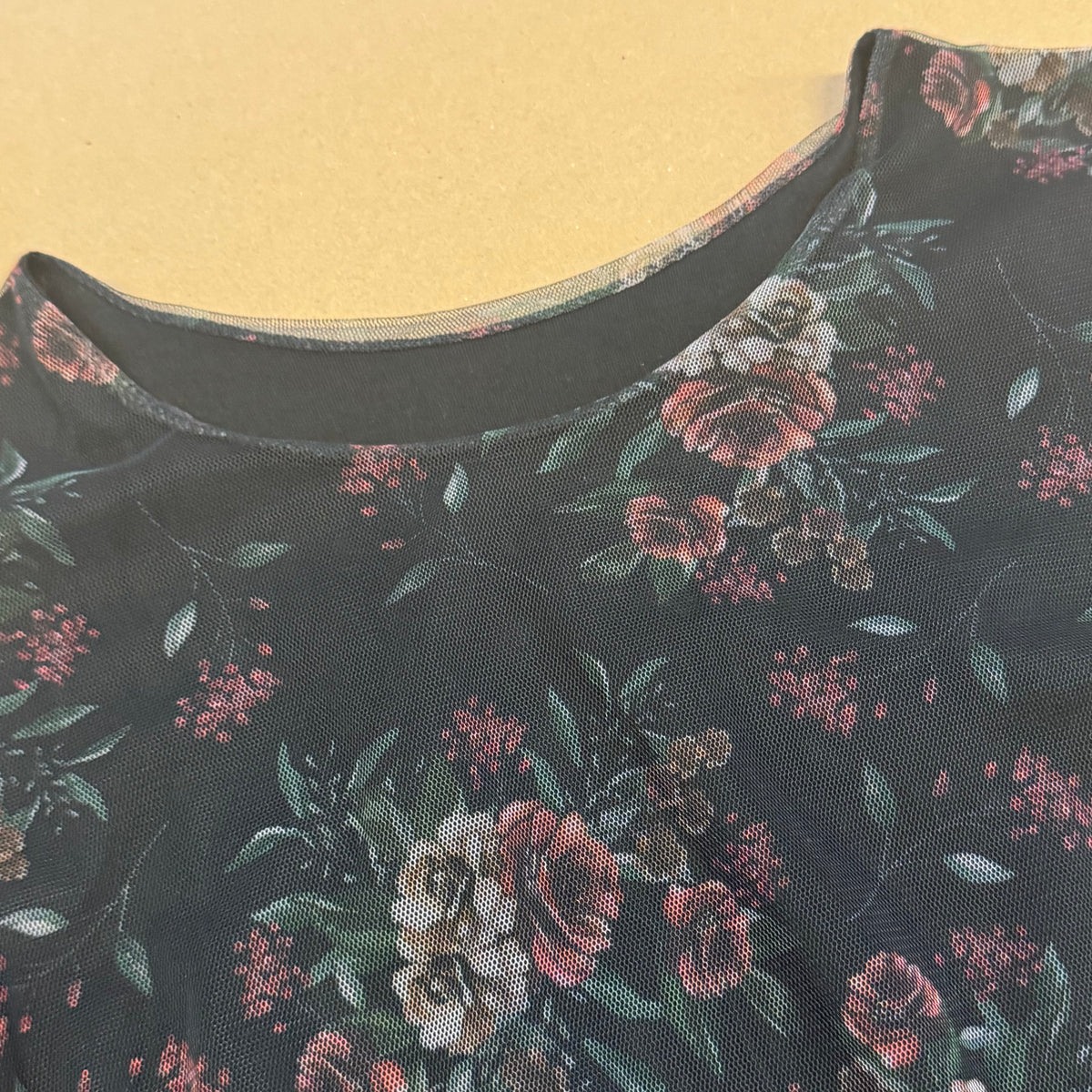 Vintage "BLACK ROSES" women's dress – Close-up 1