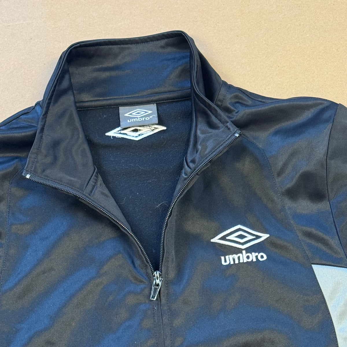 Vintage black Umbro track jacket – Close-up 1
