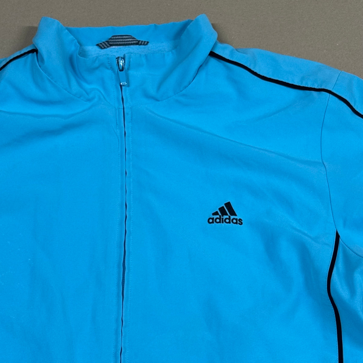 Vintage blue Adidas raincoat – Close-up 1