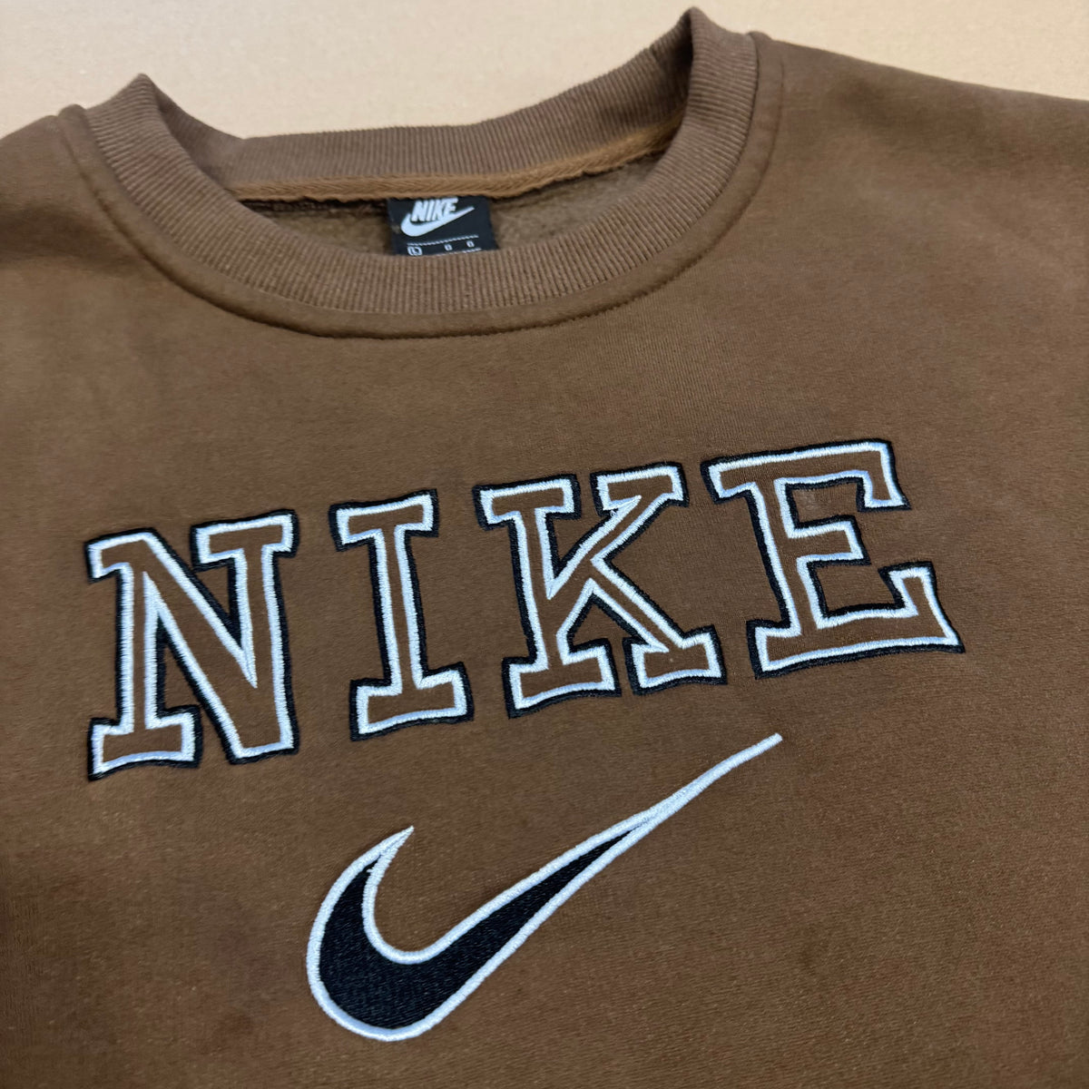 Vintage brown Nike sweatshirt – Close-up 2