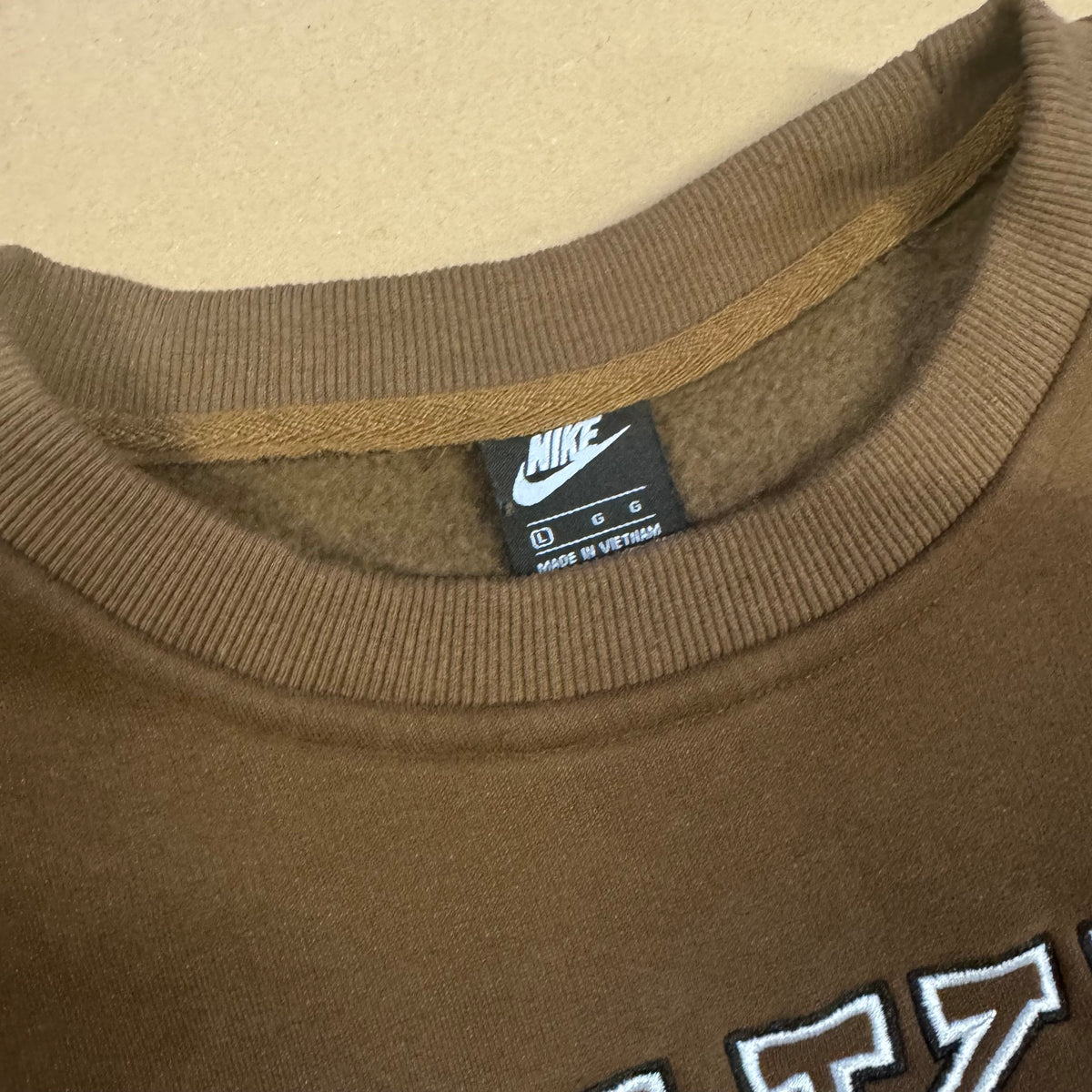 Vintage brown Nike sweatshirt – Close-up 3
