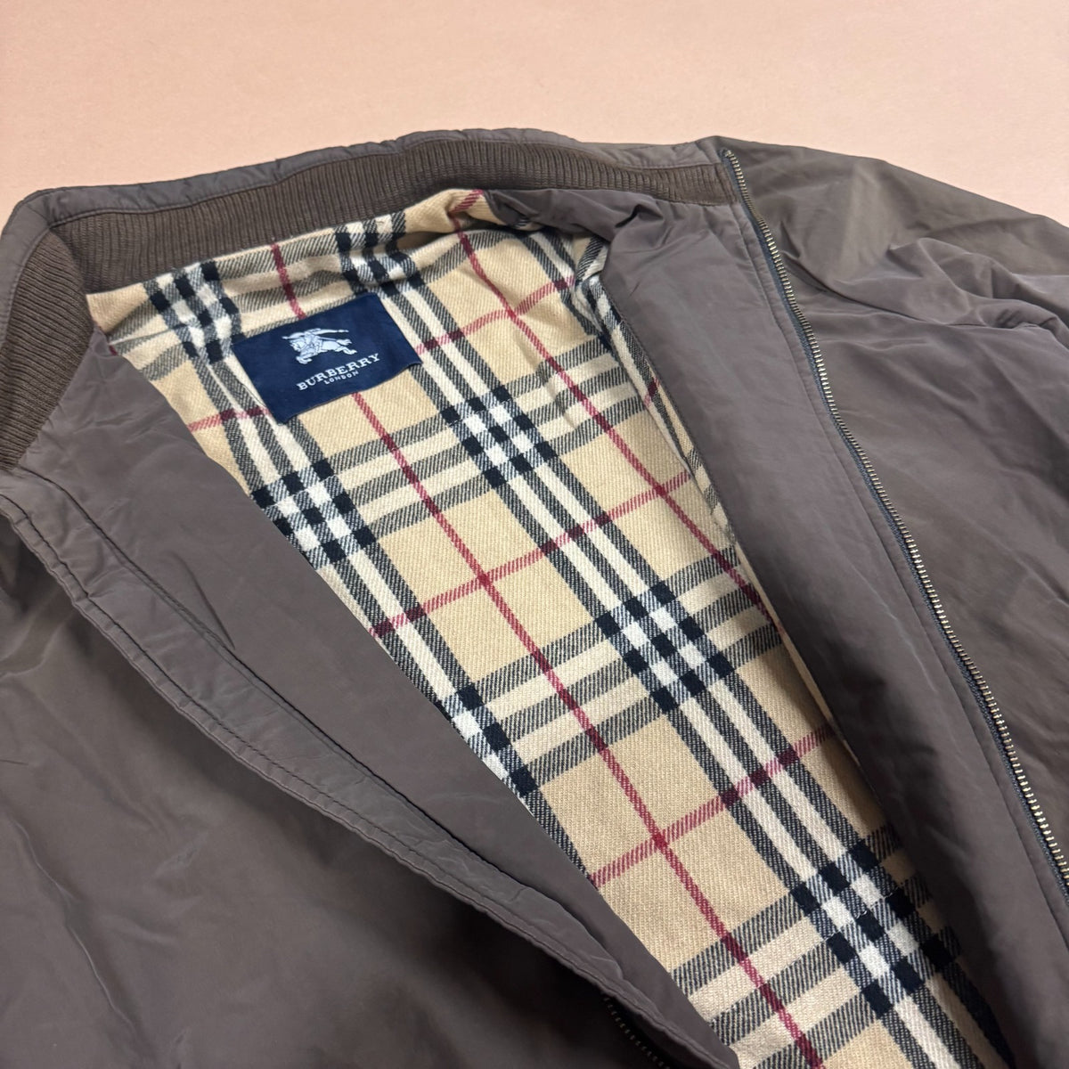 Vintage Burberry brown rain jacket – Close-up 1