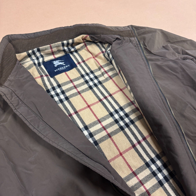 Detailansicht: Sourced limited accessories and clothes Vintage Burberry brown rain jacket – Logo, Nähte oder Material