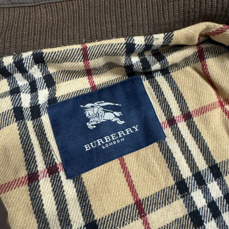 Detailansicht: Sourced limited accessories and clothes Vintage Burberry brown rain jacket – Logo, Nähte oder Material