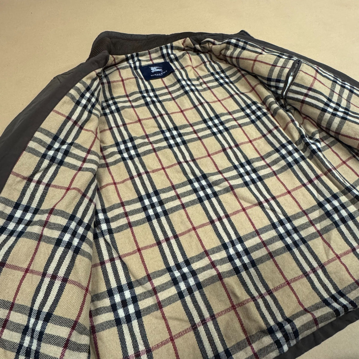 Vintage Burberry brown rain jacket – Close-up 4