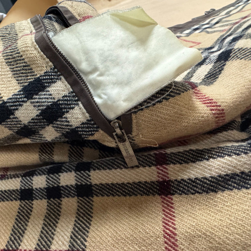 Detailansicht: Sourced limited accessories and clothes Vintage Burberry brown rain jacket – Logo, Nähte oder Material