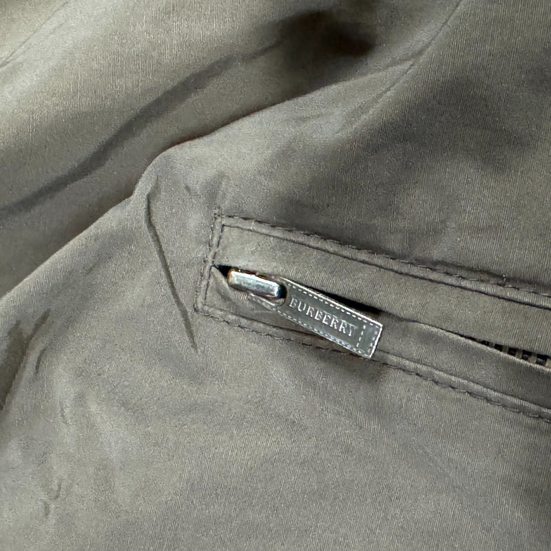 Detailansicht: Sourced limited accessories and clothes Vintage Burberry brown rain jacket – Logo, Nähte oder Material