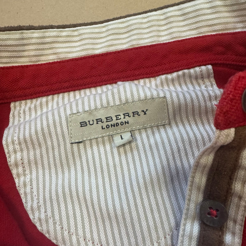 Detailansicht: Sourced limited accessories and clothes Vintage Burberry cute red long sleeve polo – Logo, Nähte oder Material