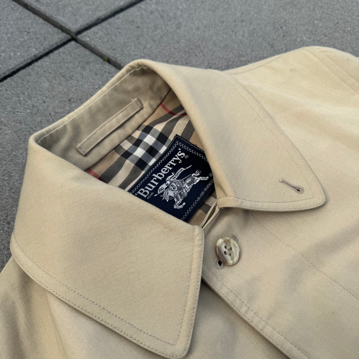 Vintage Burberry long coat – Close-up 2