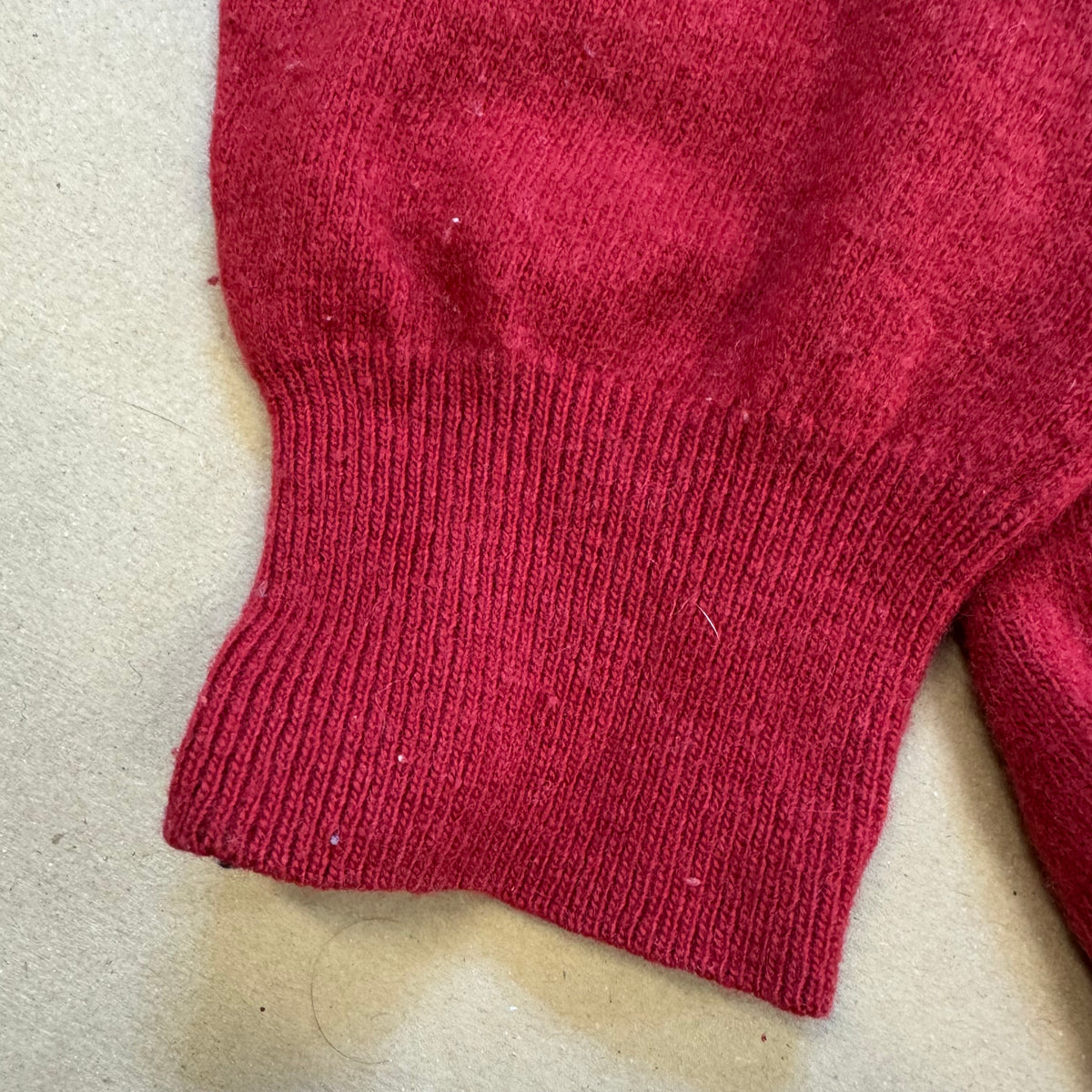 Vintage Burberry red lambswool sweatshirt – Close-up 4