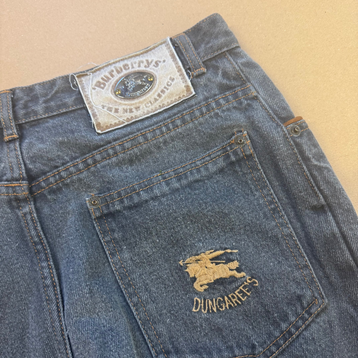 Vintage Burberry’s dungarees baggy jeans – Close-up 1