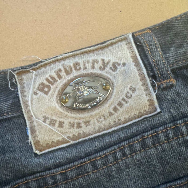 Detailansicht: Sourced limited accessories and clothes Vintage Burberry’s dungarees baggy jeans – Logo, Nähte oder Material