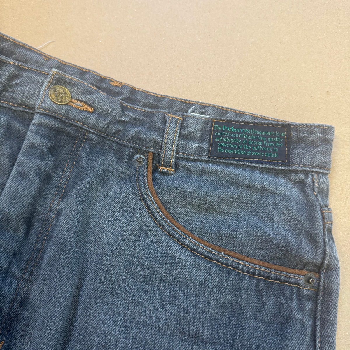 Vintage Burberry’s dungarees baggy jeans – Close-up 3