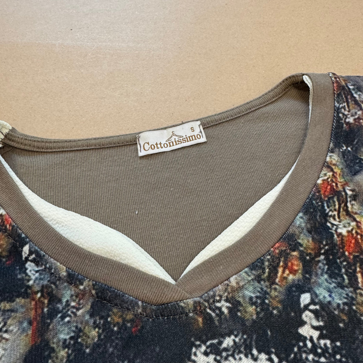 Vintage Cottonissimo art "Umbrella Man" women's sweatshirt – Close-up 3