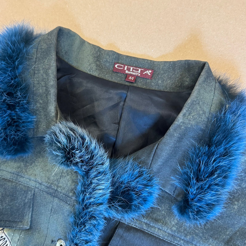 Detailansicht: Sourced limited accessories and clothes Vintage Eagle print light cropped jacket – Logo, Nähte oder Material