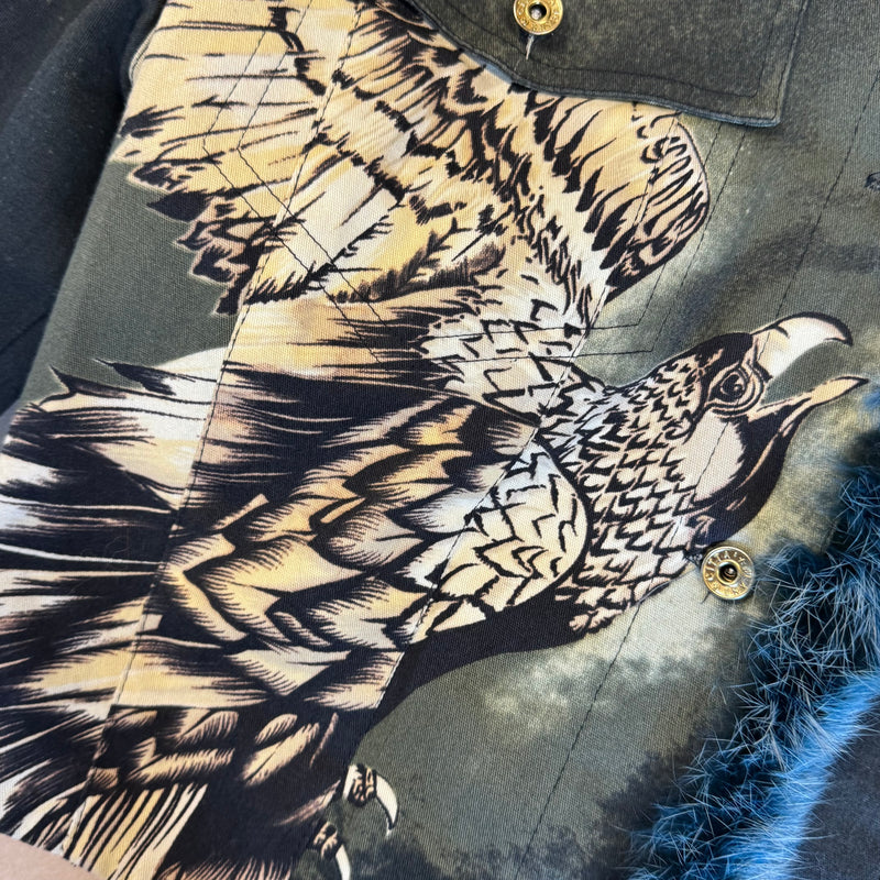 Detailansicht: Sourced limited accessories and clothes Vintage Eagle print light cropped jacket – Logo, Nähte oder Material