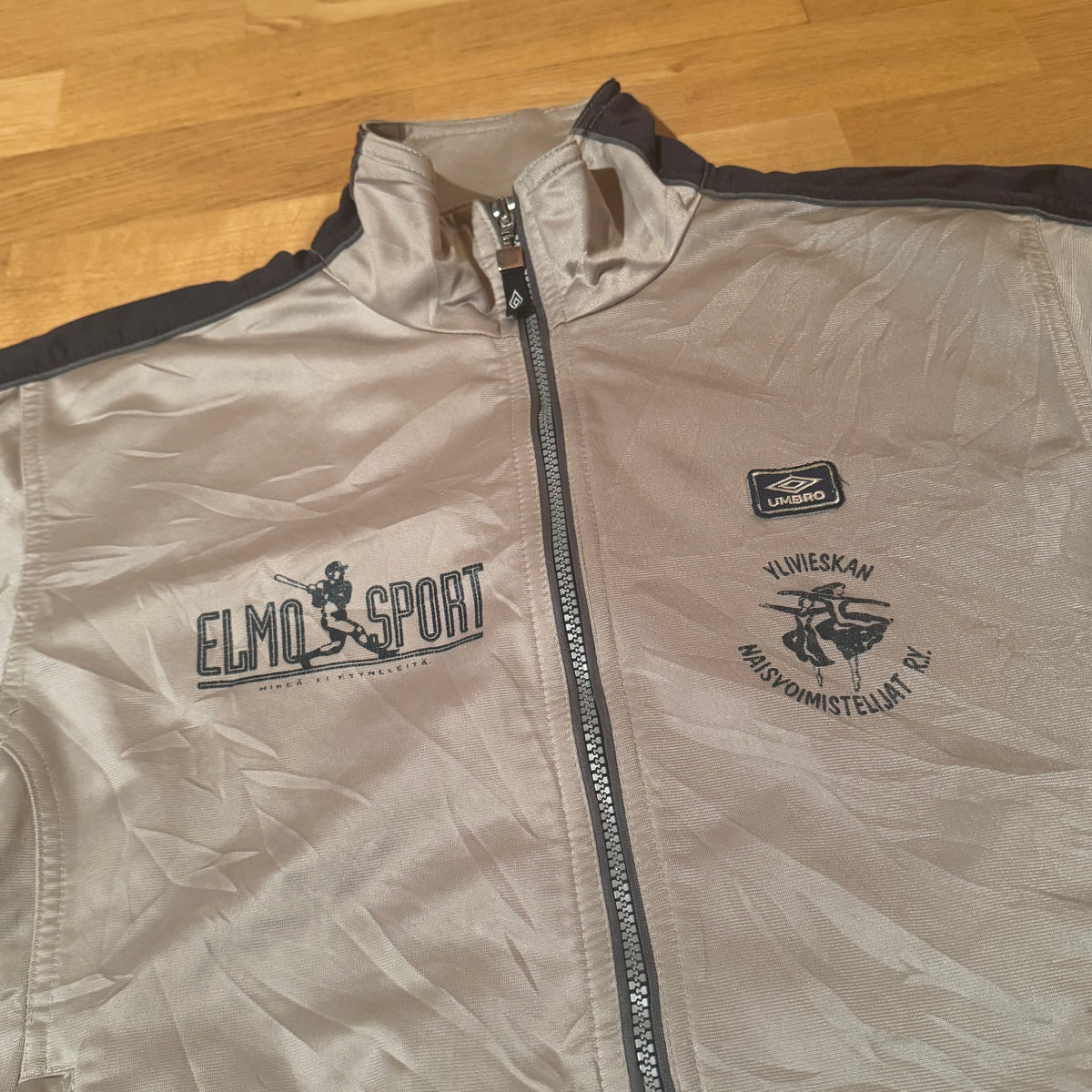 Vintage Elmo Sports Umbro beige track jacket – Close-up 1