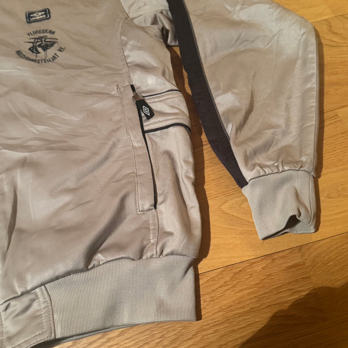 Vintage Elmo Sports Umbro beige track jacket – Close-up 2