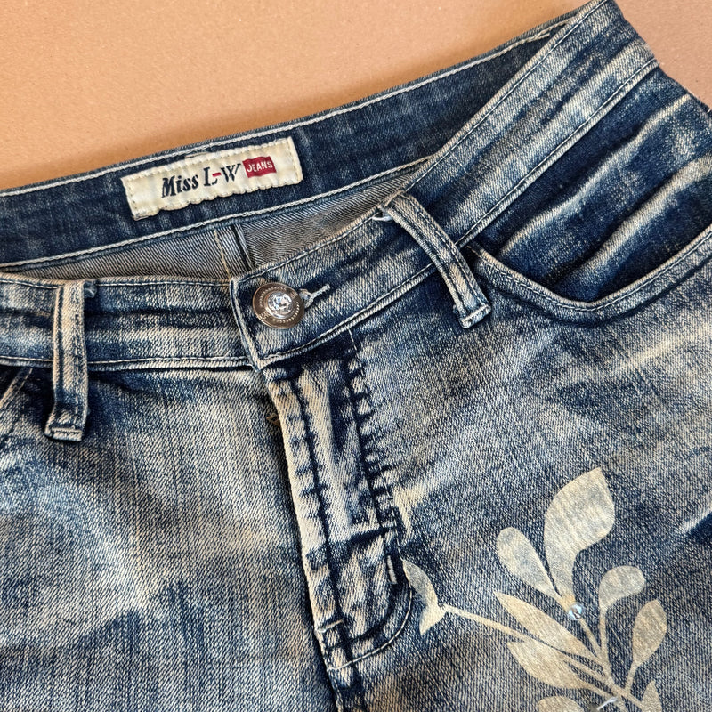 Detailansicht: Sourced limited accessories and clothes Vintage floral Miss L-W summer jeans – Logo, Nähte oder Material