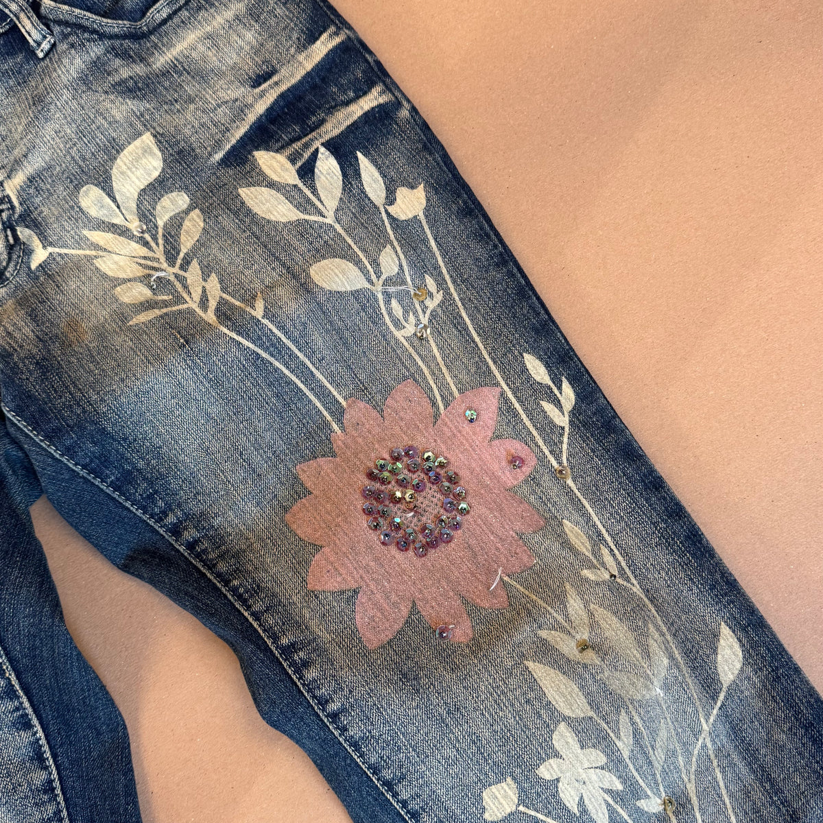 Vintage floral Miss L-W summer jeans – Close-up 2