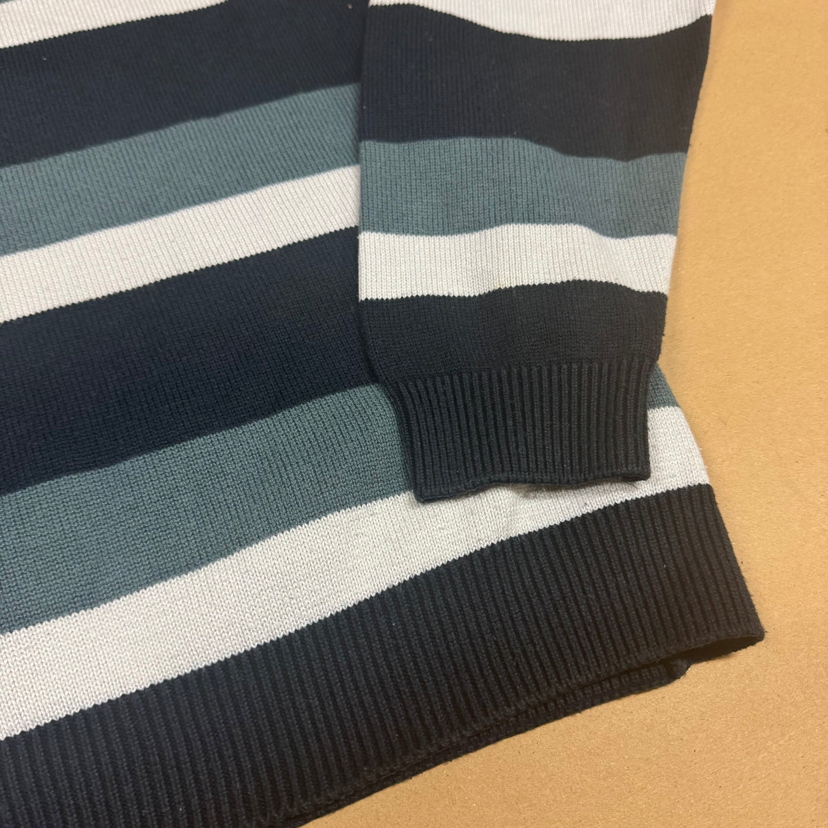 Vintage Lacoste striped knitted sweater – Close-up 3