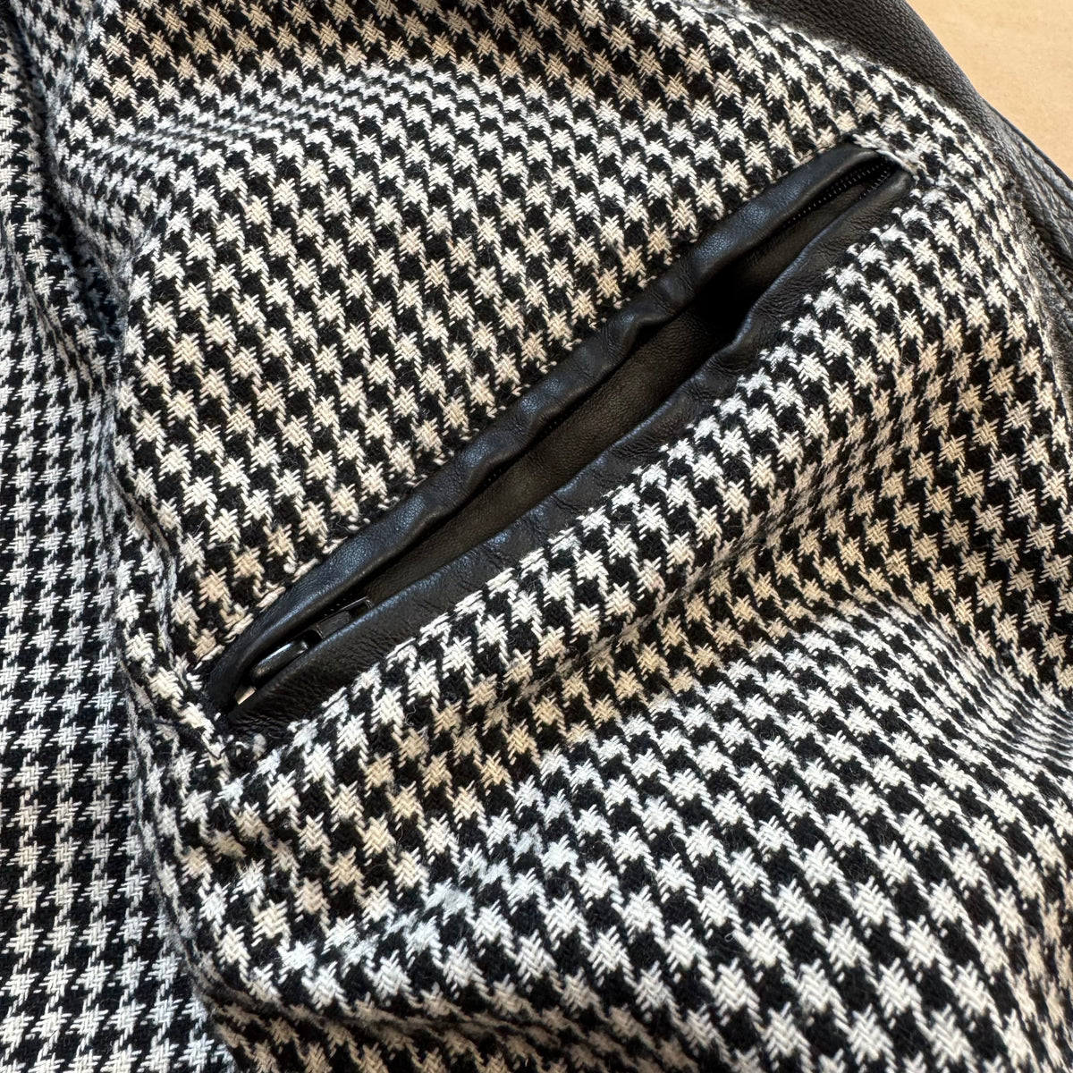Vintage leather coat from L’Homme moderne – Close-up 3
