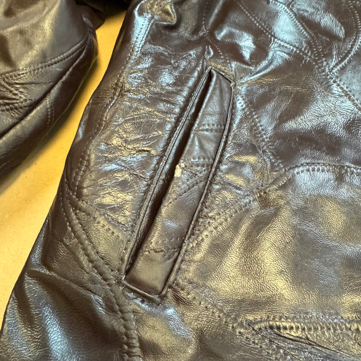 Vintage leather jacket from L'Homme Moderne – Close-up 3