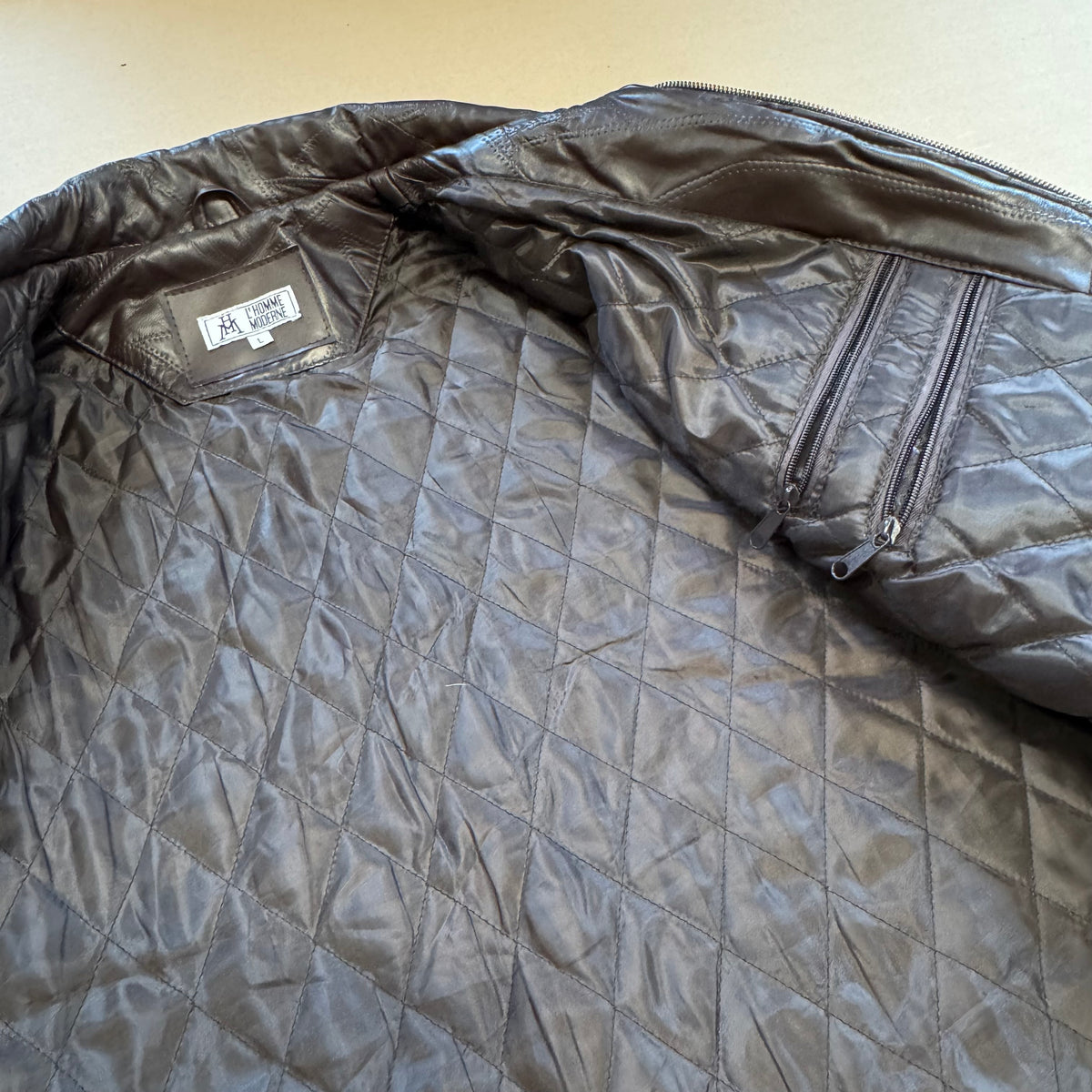 Vintage leather jacket from L'Homme Moderne – Close-up 4