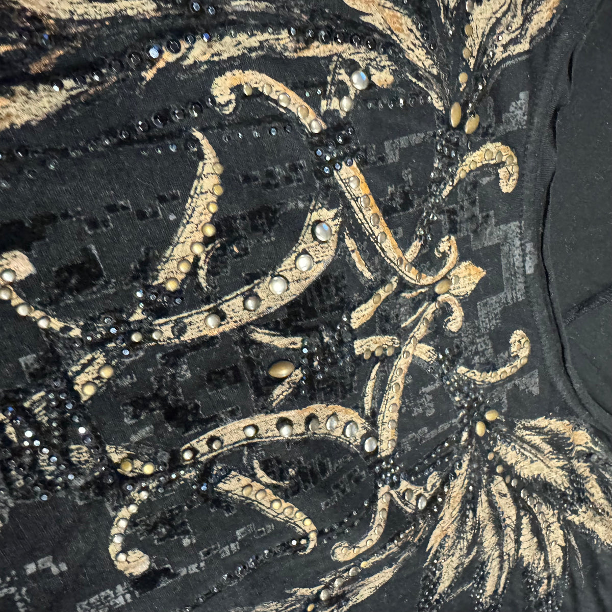 Vintage Miss Me black rhinestones top – Close-up 2