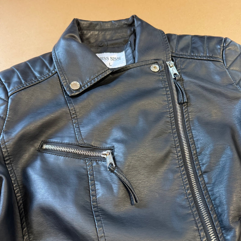 Detailansicht: Sourced limited accessories and clothes Vintage Miss Sissi faux leather jacket – Logo, Nähte oder Material