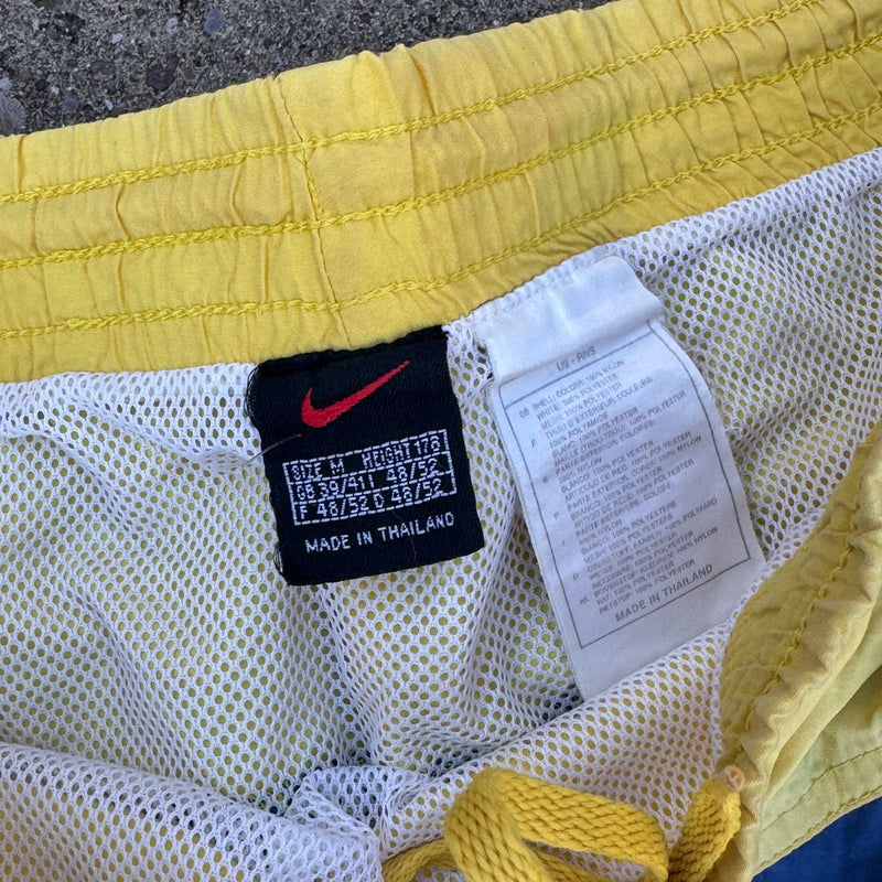 Detailansicht: Sourced limited accessories and clothes Vintage Nike 90s yellow bathing short – Logo, Nähte oder Material
