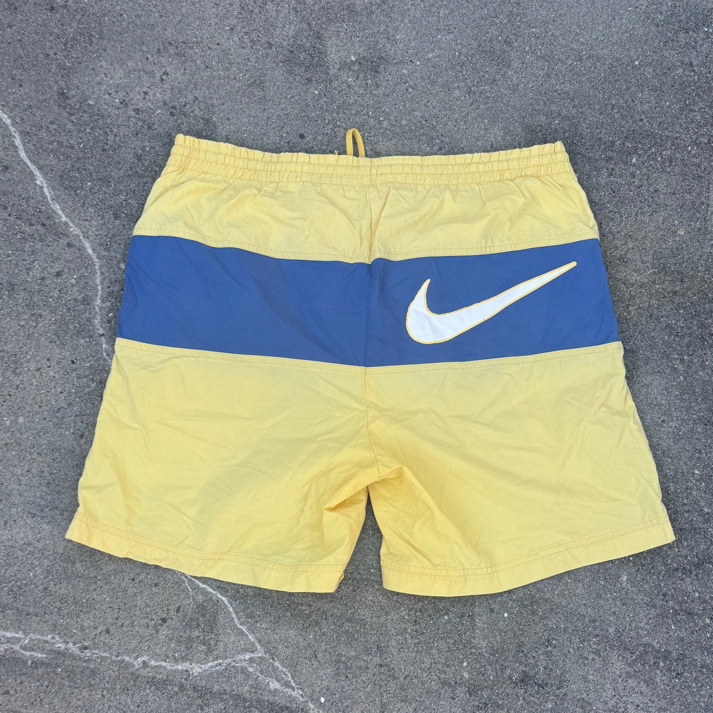 Vintage Nike 90s yellow bathing short – Close-up 2