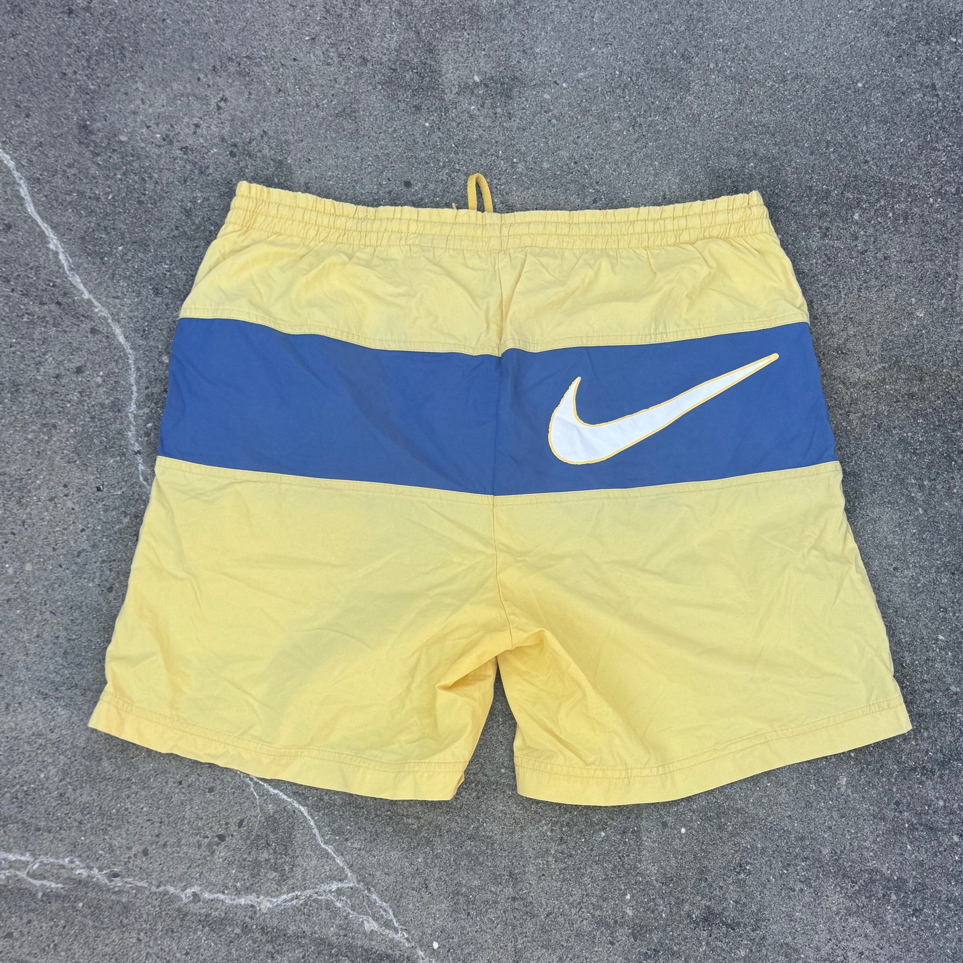 Vintage Nike 90s yellow bathing short – Close-up 2