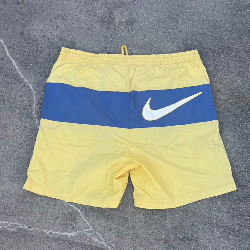 Detailansicht: Sourced limited accessories and clothes Vintage Nike 90s yellow bathing short – Logo, Nähte oder Material