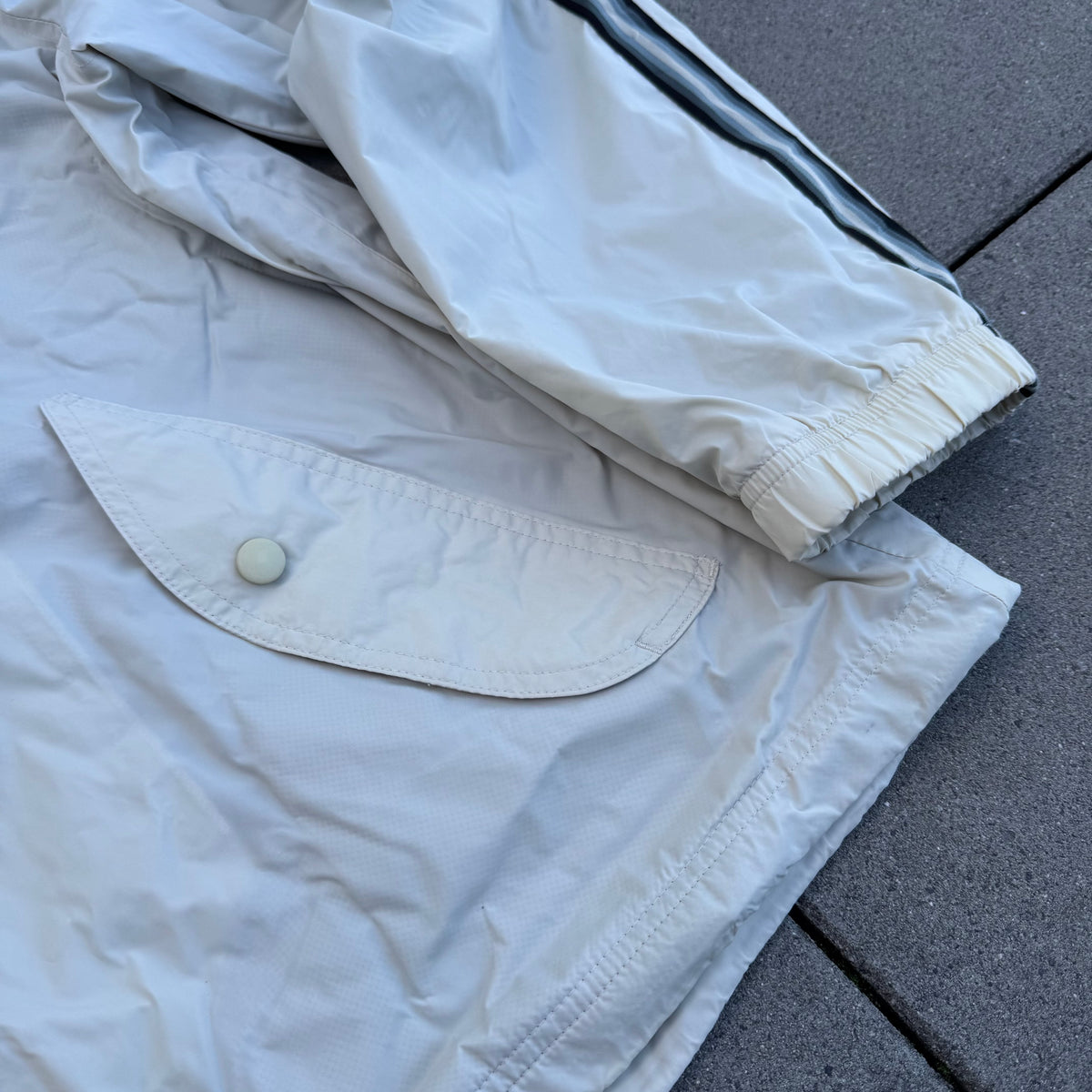 Vintage Nike beige rain jacket 90s – Close-up 2
