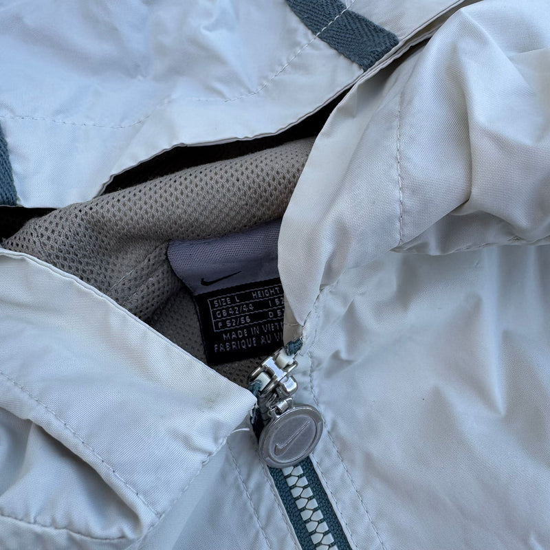 Detailansicht: Sourced limited accessories and clothes Vintage Nike beige rain jacket 90s – Logo, Nähte oder Material