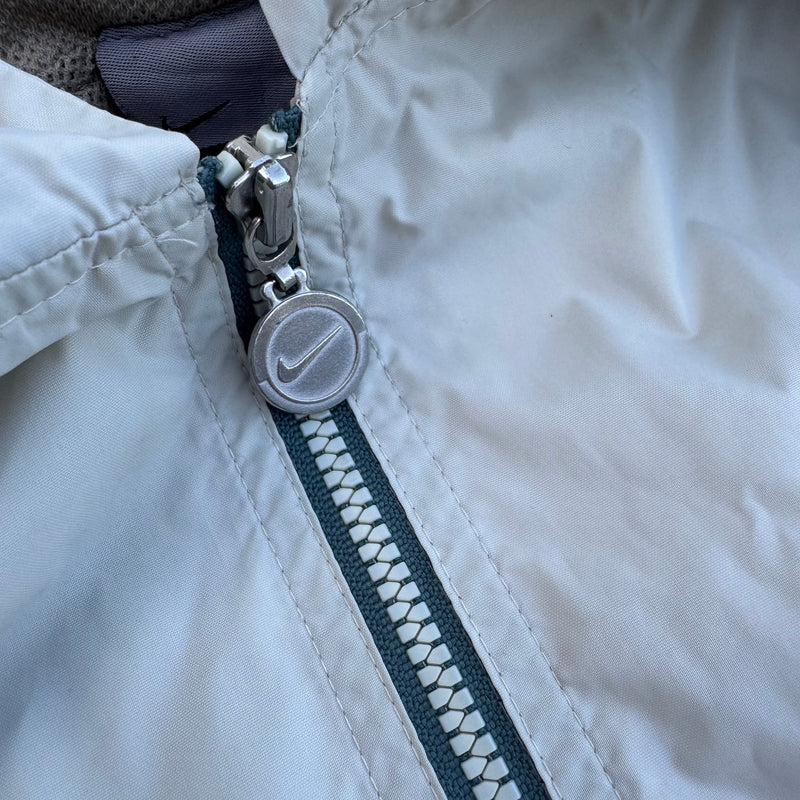 Detailansicht: Sourced limited accessories and clothes Vintage Nike beige rain jacket 90s – Logo, Nähte oder Material