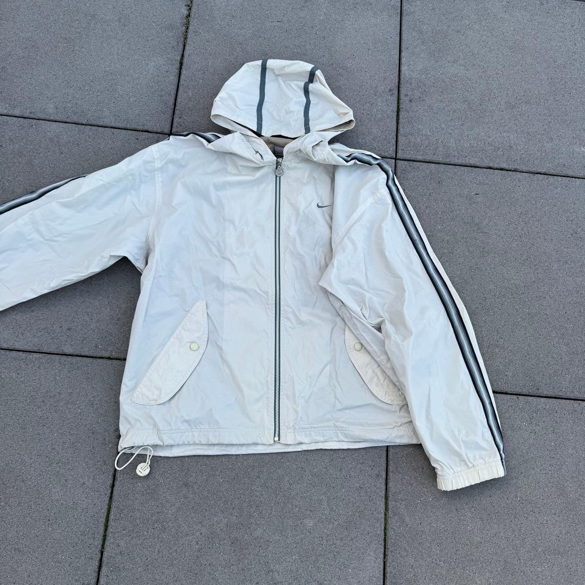 Vintage Nike beige rain jacket 90s – Close-up 7